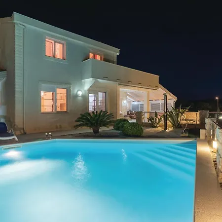 Hébergement de vacances Four-bedroom In *