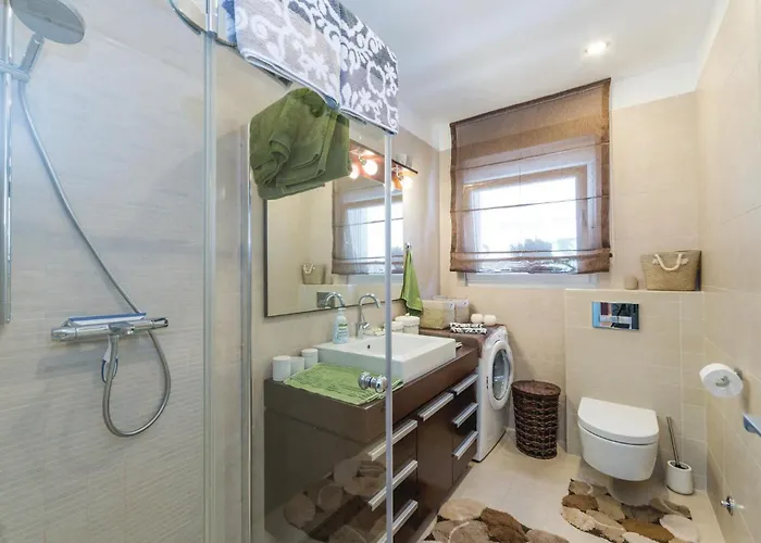 Hébergement de vacances Four-bedroom In Tkon