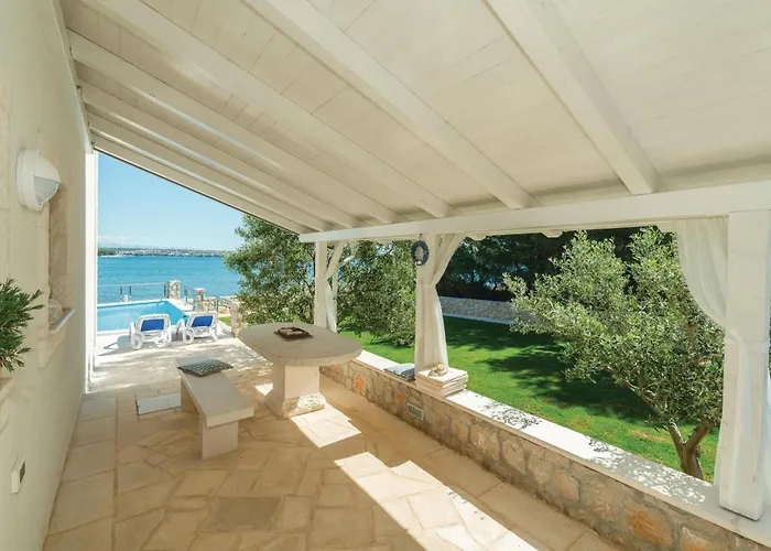 Four-bedroom In Hébergement de vacances Tkon