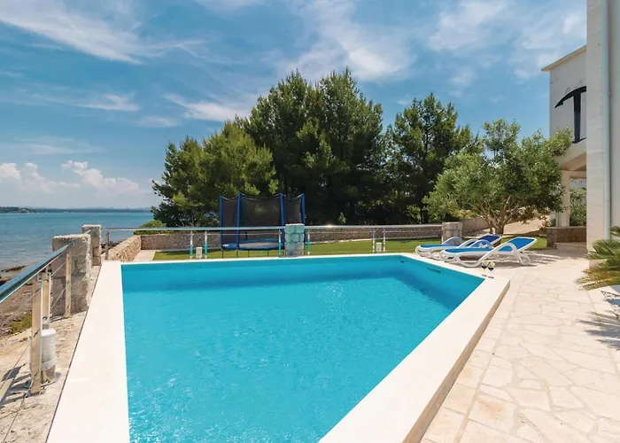 Four-bedroom In Hébergement de vacances Tkon