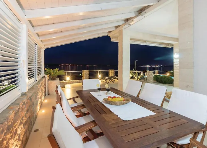 Four-bedroom In Hébergement de vacances Tkon