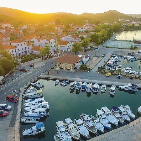 Feriehus Four-bedroom In Tkon