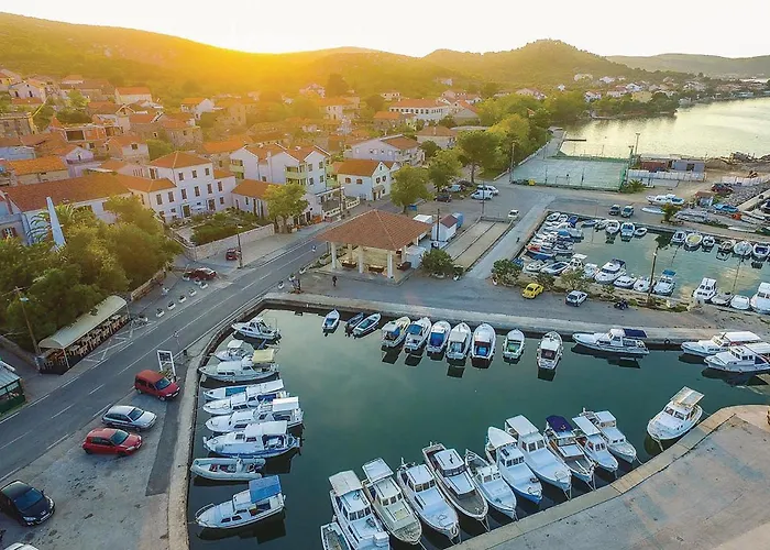 Prázdninový dům Four-bedroom In Tkon